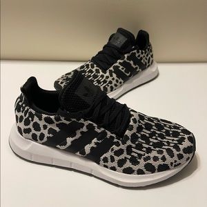 Adidas originals Swift Run black / White 8 Womens 🖤🤍